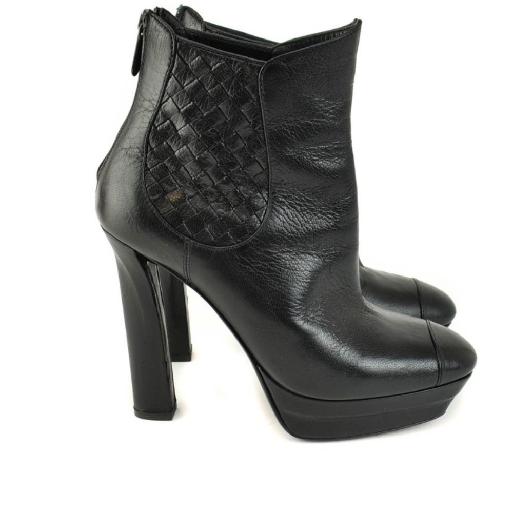 PRE-ORDER discreet BOTTEGA VENETA must have boots. Oridinary with subtle style.